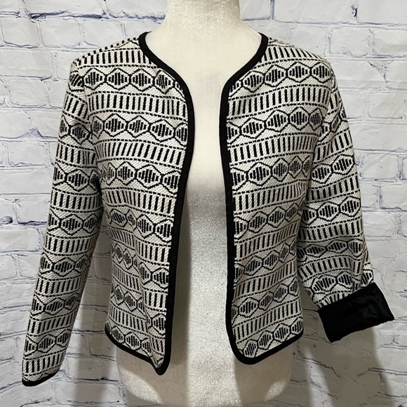 Old Navy ladies geometric design light jacket. Size small. - Picture 1 of 7